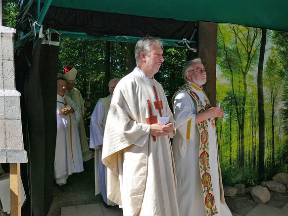 Festgottesdienst zum 1.000 Todestag des Heiligen Heimerads auf dem Hasunger Berg (Foto: Karl-Franz Thiede) Festgottesdienst zum 1.000 Todestag des Heiligen Heimerads auf dem Hasunger Berg (Foto: Karl-Franz Thiede)